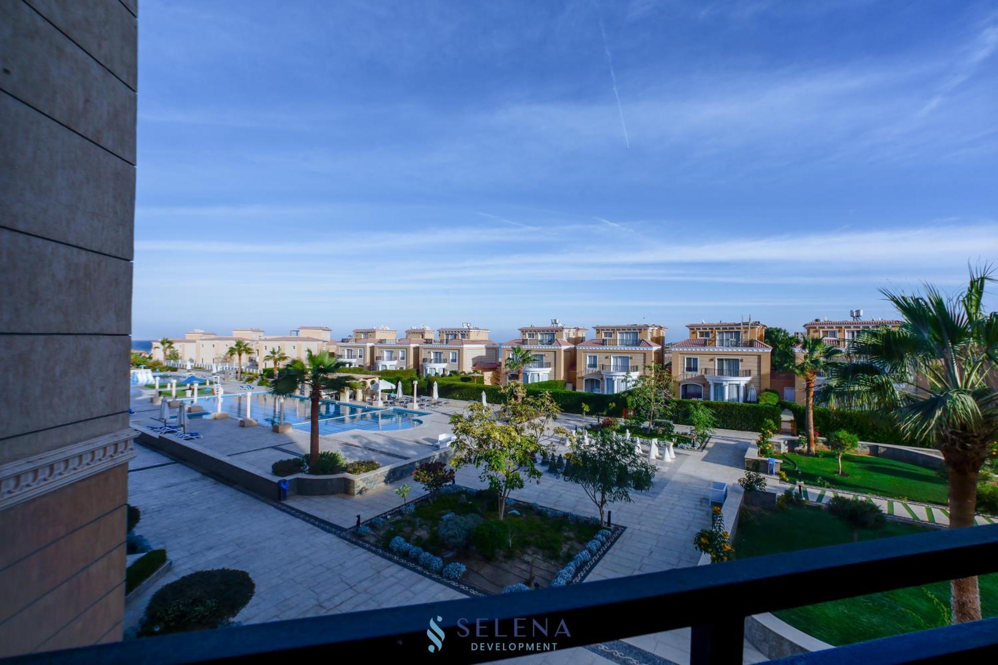 Selena Bay *