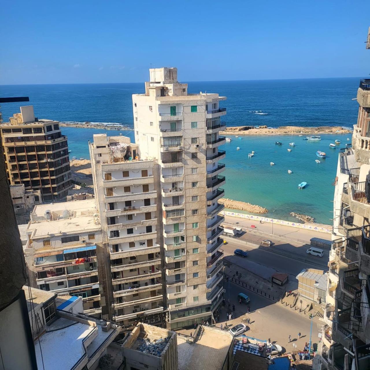 شقه فى ميامى بالاسكندريه مطله على البحر *