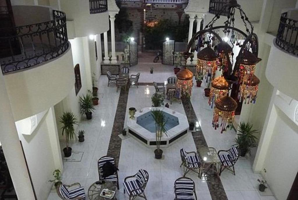 Alhambra Hotel 2*