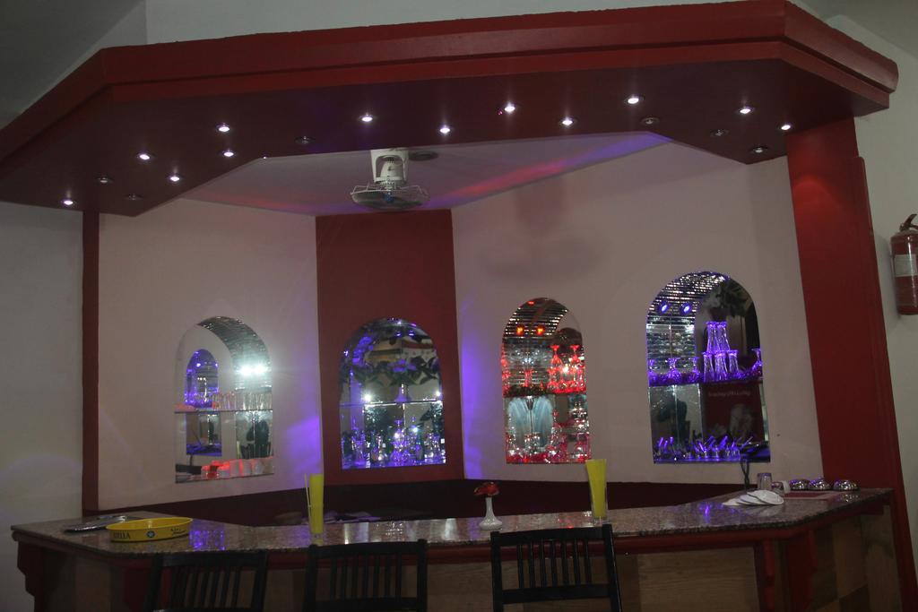 Royal Hotel *