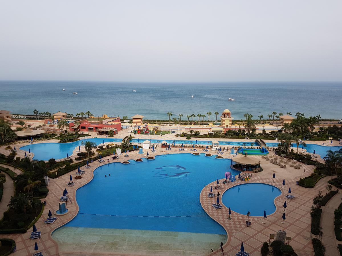 At Porto Sokhna Pyramids - Chalet