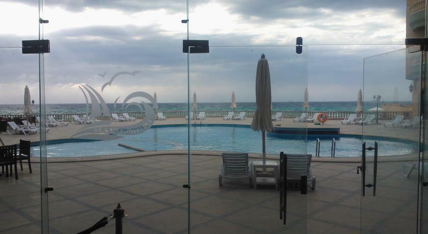 Trio Sea View 4*