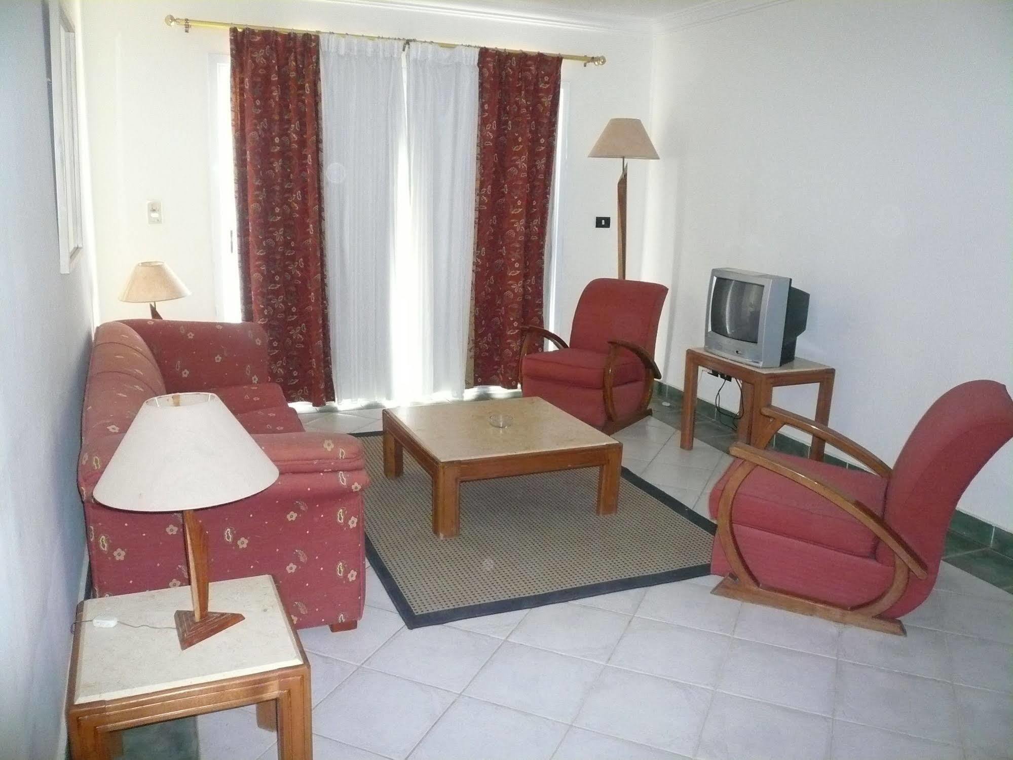 Logaina Aparthotel 3*