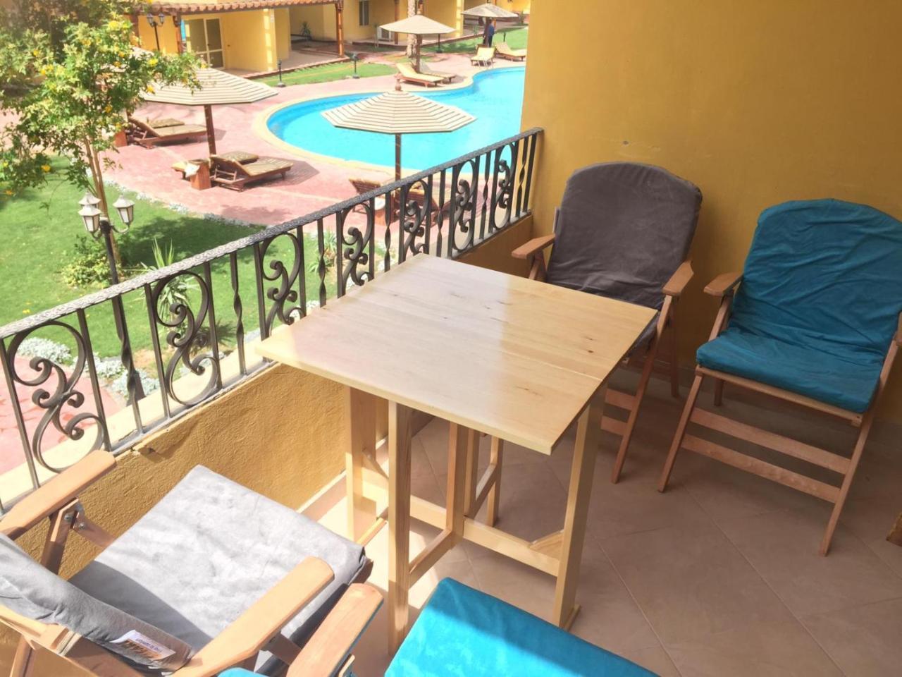 Pool View At British - Unit 02 Apartment