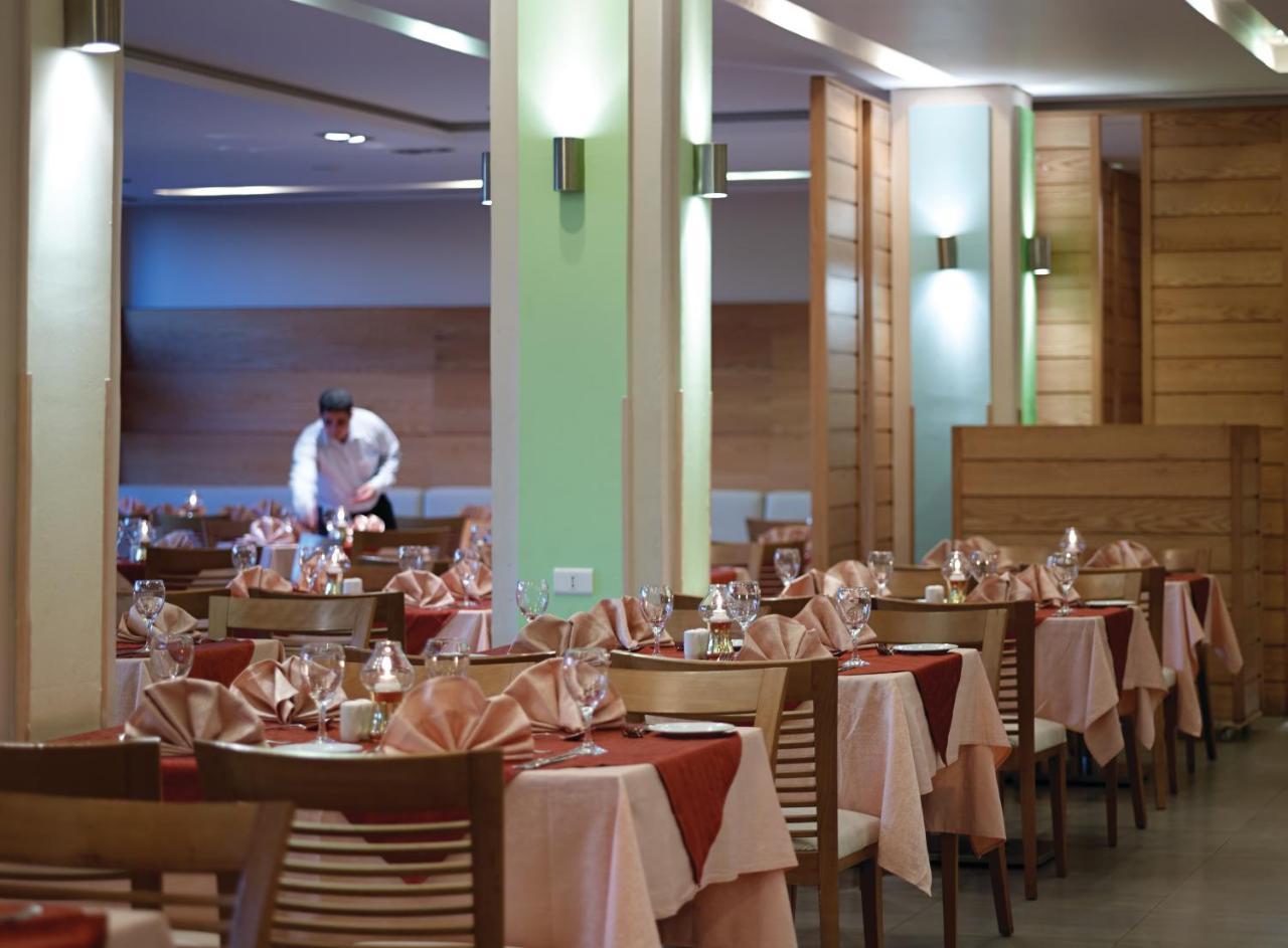 Coral Sea Aqua Club Hotel
