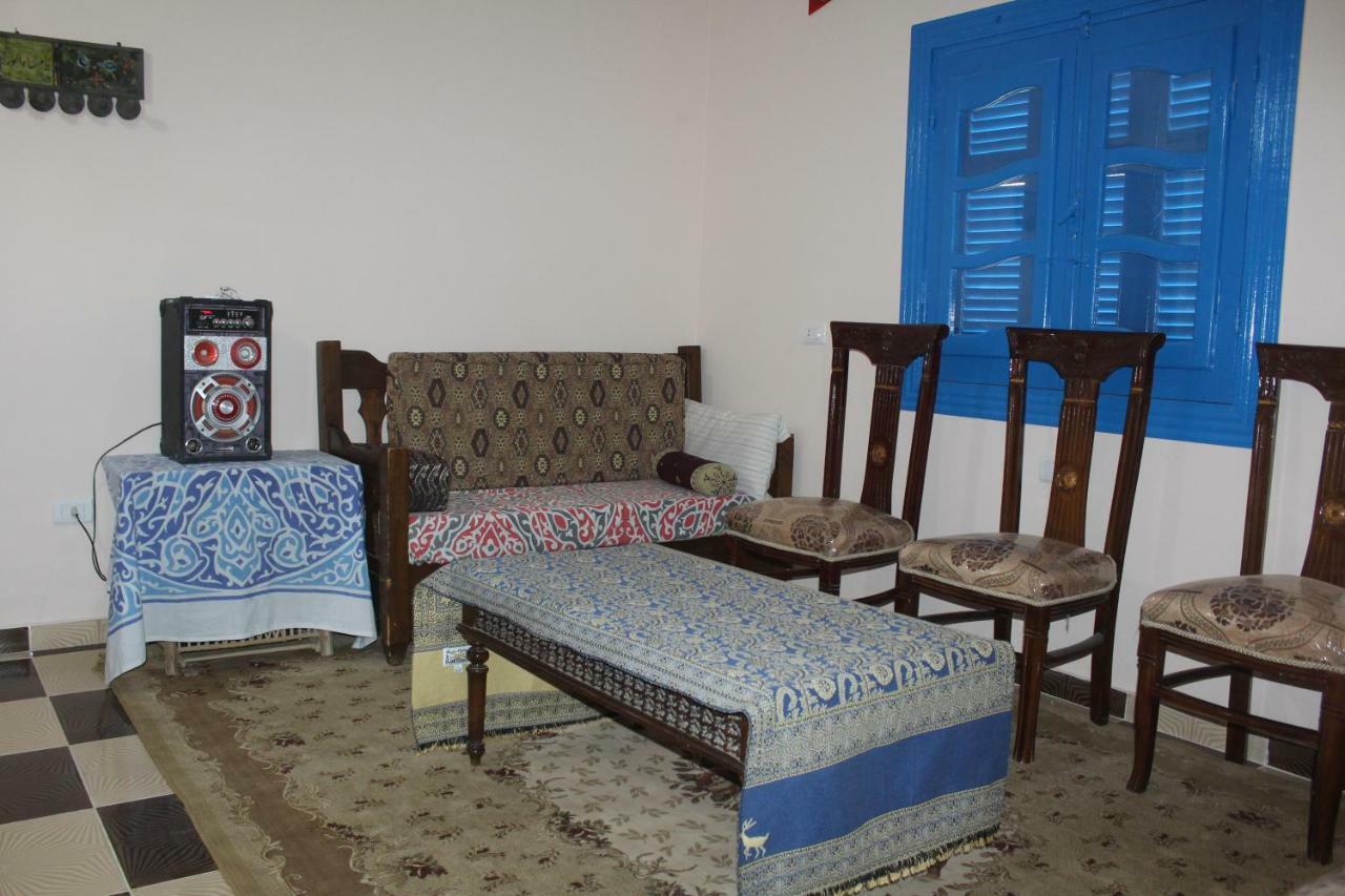Tunis Village *