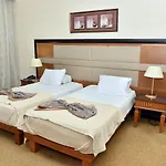 Chain Luxe Paradise Hotel