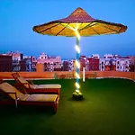 Moon - Apartment With Swimming Pool And Bbq Terrace In Center City Hrg