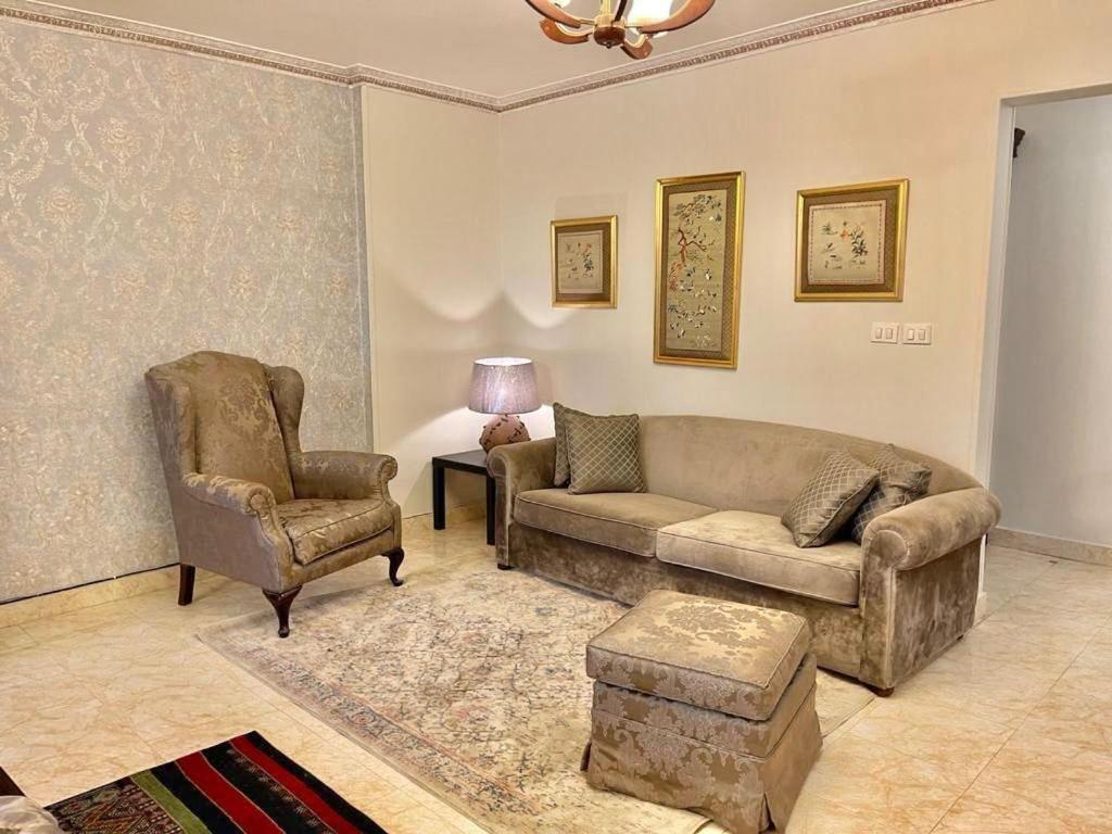 Apartment Luxurious 3 Bedroom Rustic Overlooking Huge Garden - For Families And Couples