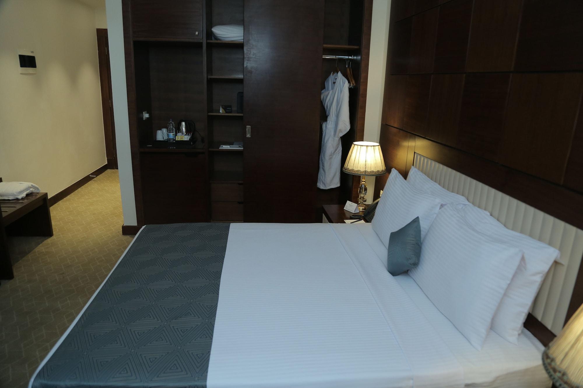 Tolip Golden Plaza 5*