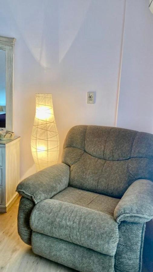 Luxurious 3 Bedroom Rustic Overlooking Huge Garden - For Families And Couples Apartment
