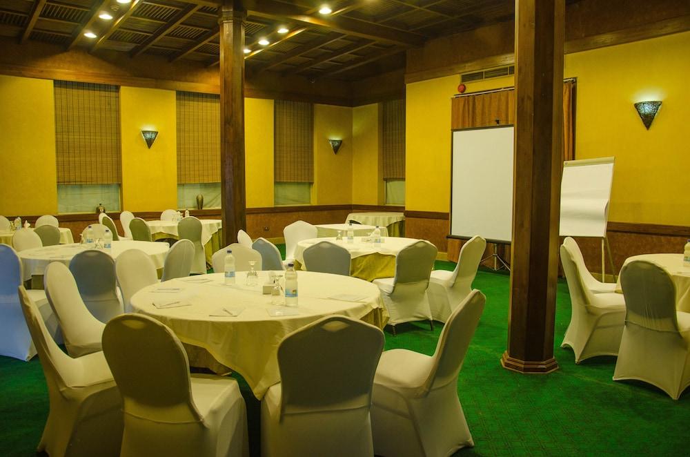 Grand Pyramids Hotel