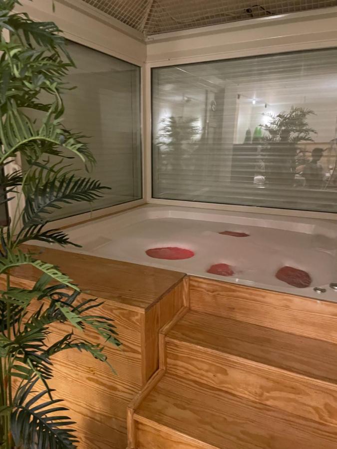 69 Love hotel