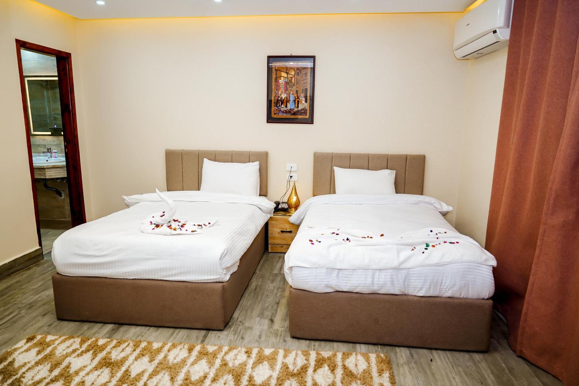 Pyramids Hotel Kafrat al Jabal