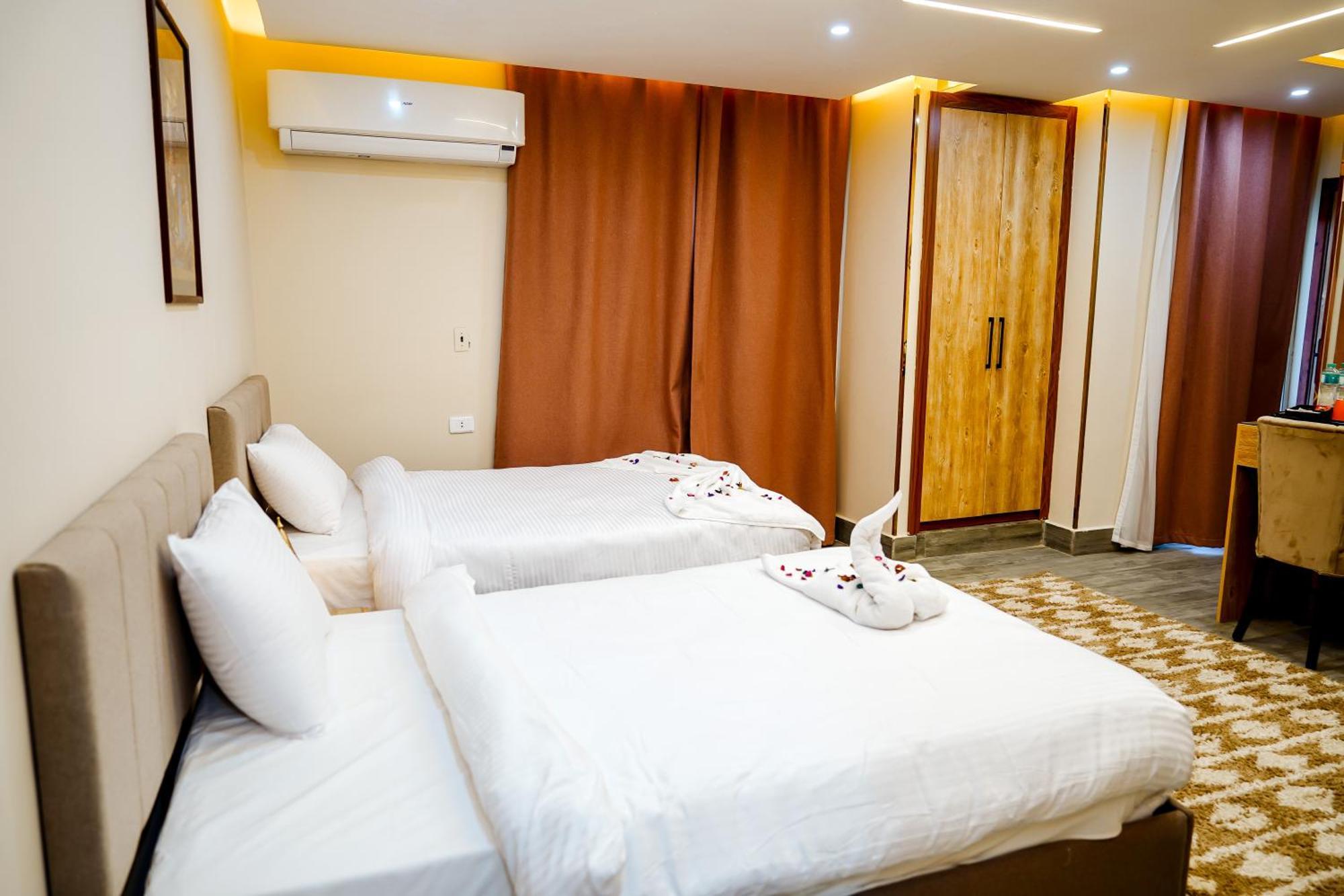 Pyramids Hotel Kafrat al Jabal