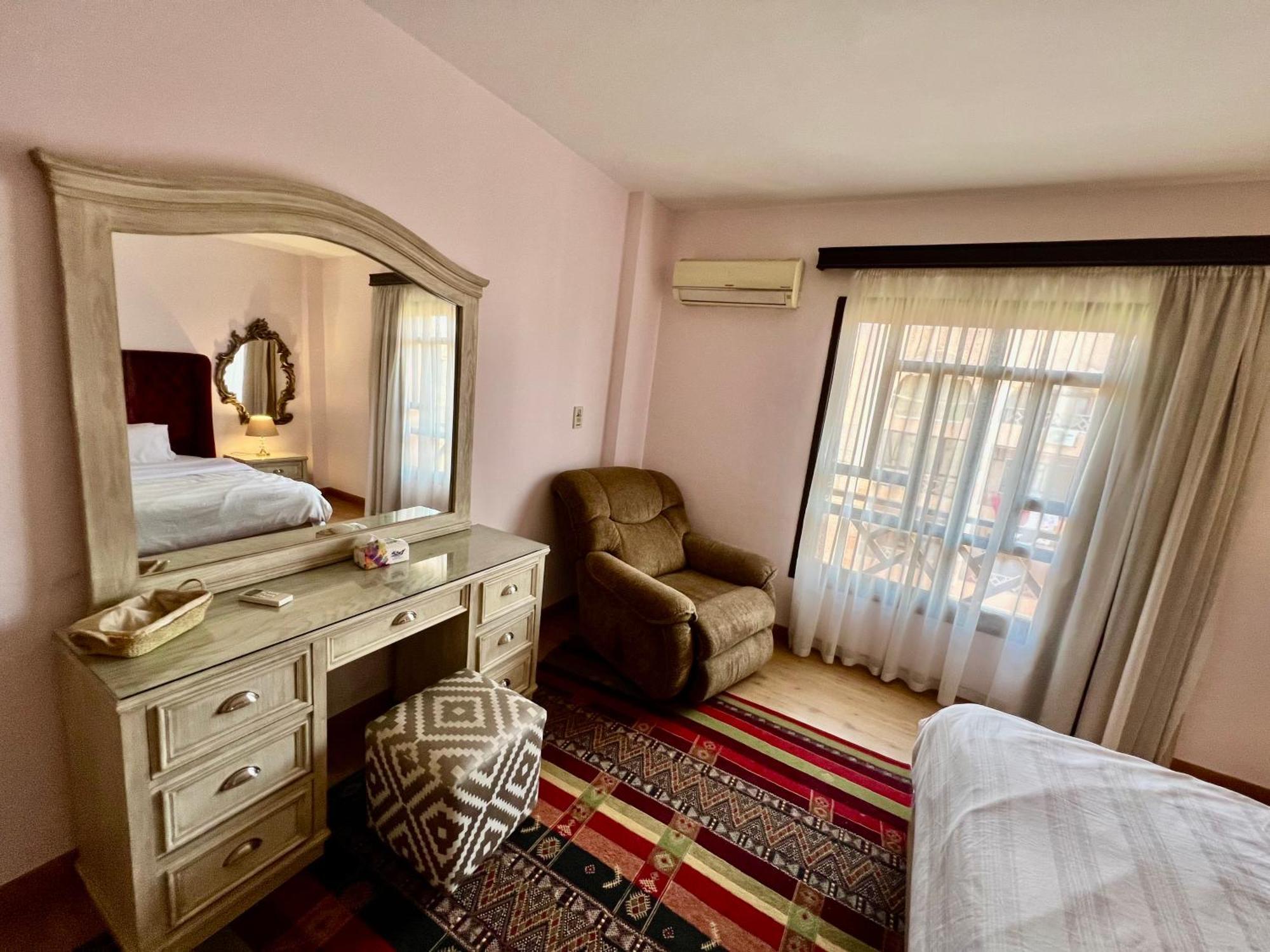 Luxurious 3 Bedroom Rustic Overlooking Huge Garden - For Families And Couples Apartment *