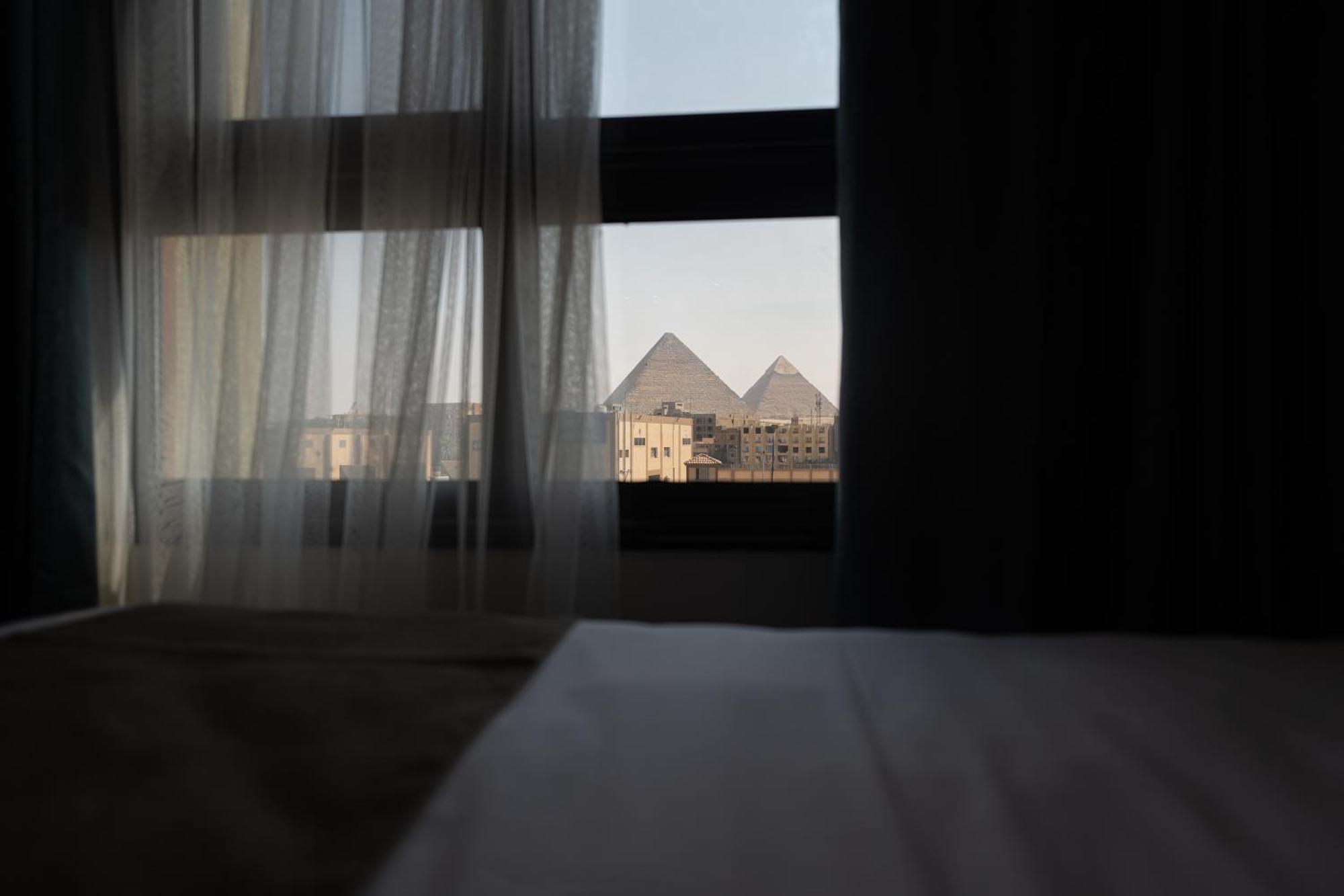 Hotel Pyramid Front *