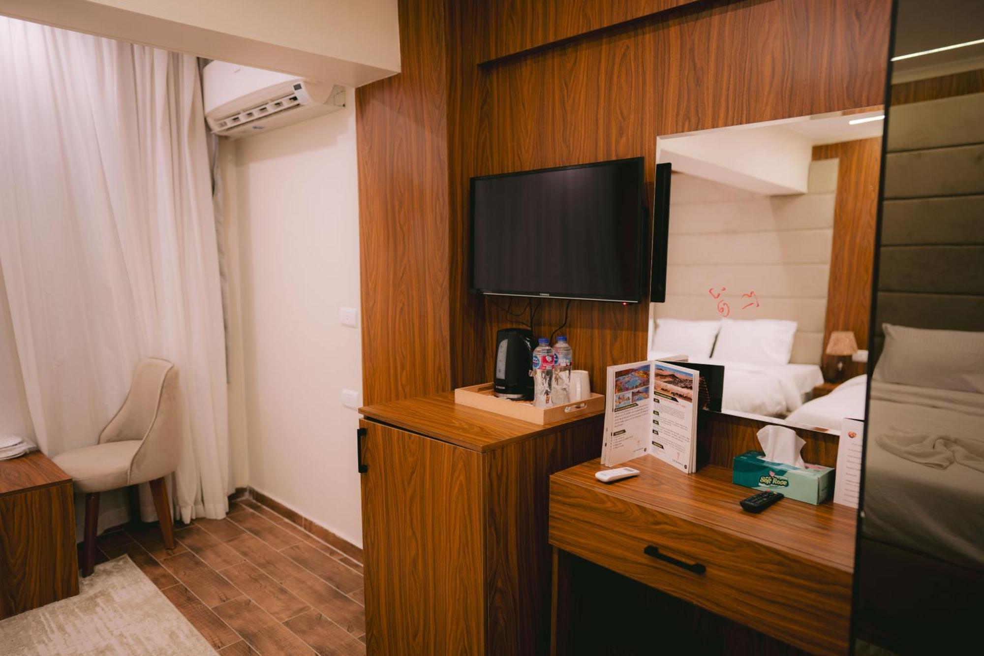 Tuya Pyramids Inn 4*
