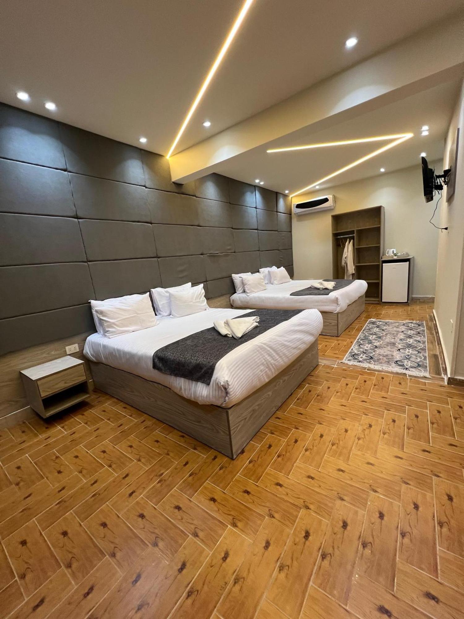 Hotel New Scarab Pyramids View