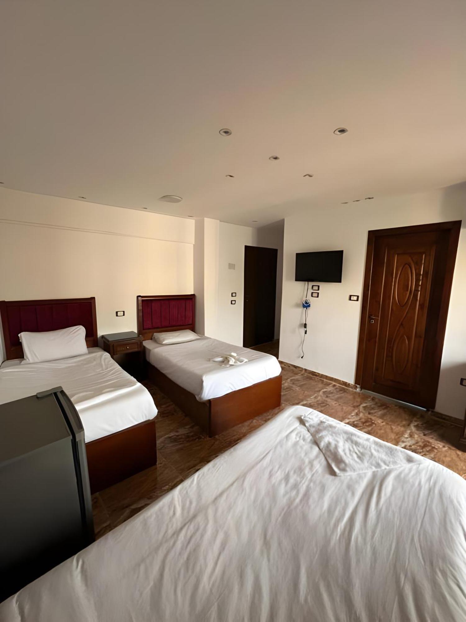 Golden Pyramids Of The Middle East 3* Kafrat al Jabal