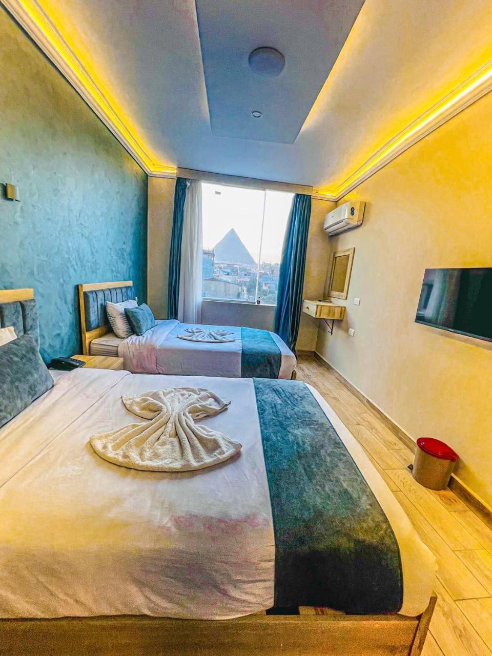 Hotel Reds Pyramids View