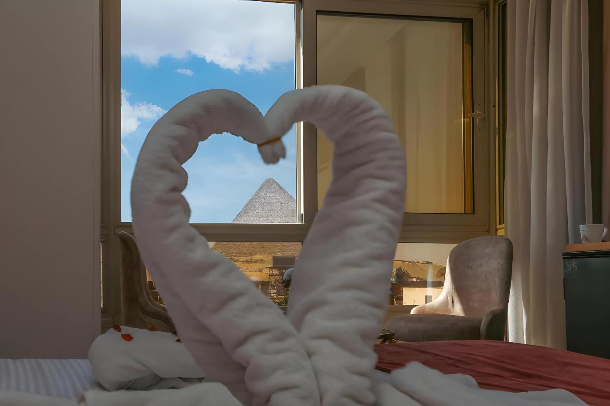 Otel Desert Crown Of The Middle East Pyramids View