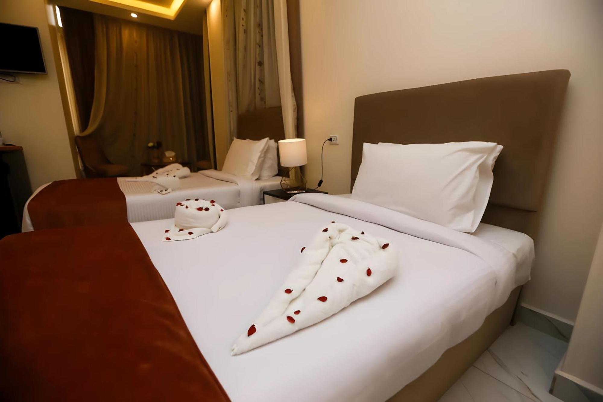 Otel Desert Crown Of The Middle East Pyramids View Kahire