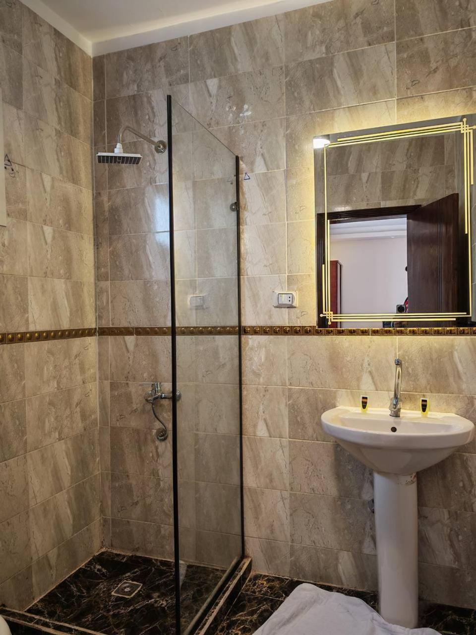 Pyramids Hotel Kafrat al Jabal