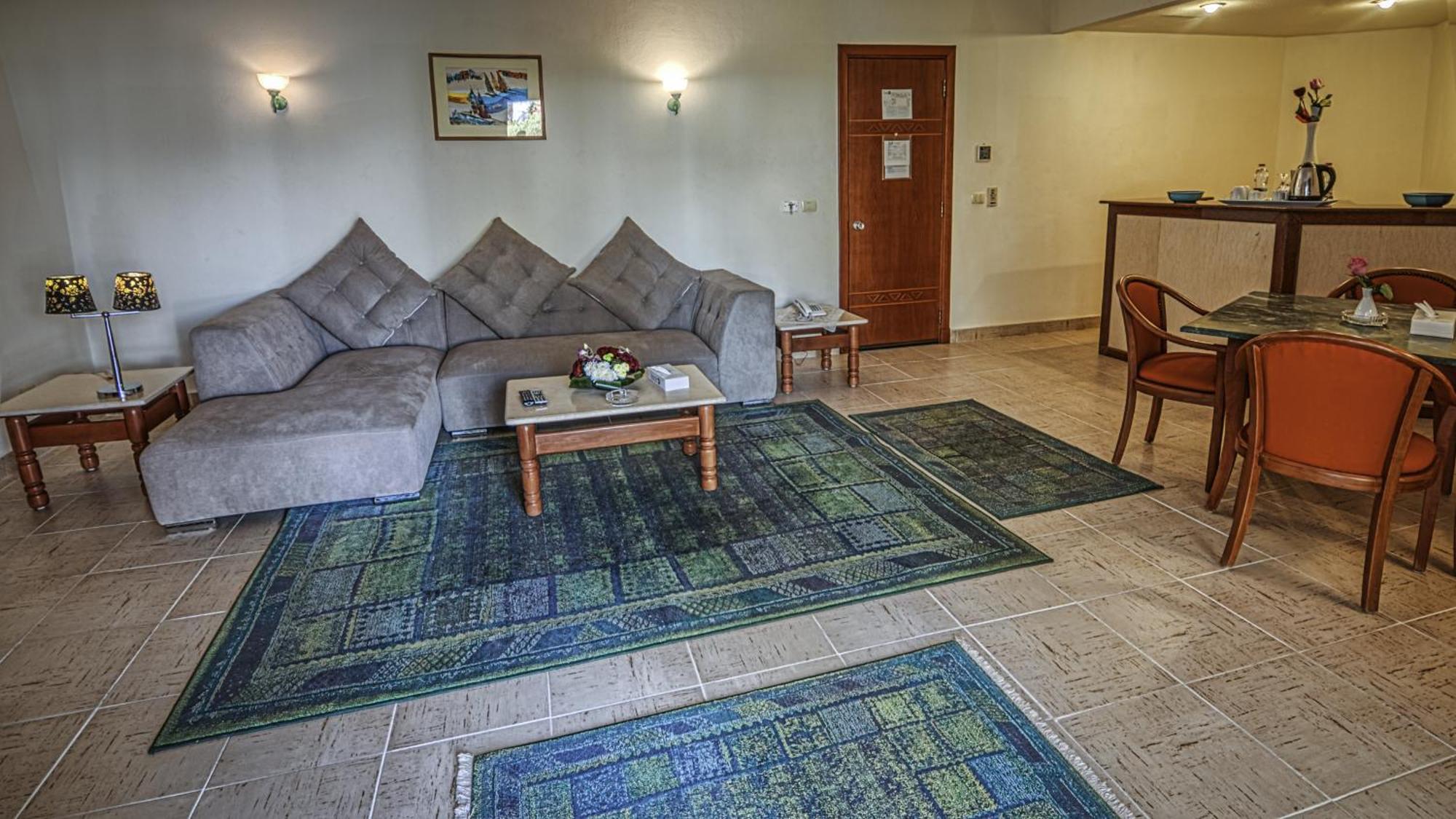 Falcon Hills Resort