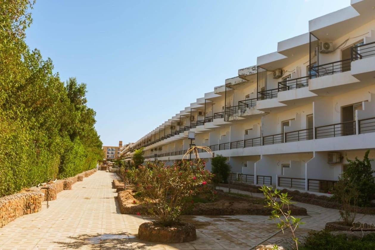 Fox House Complex