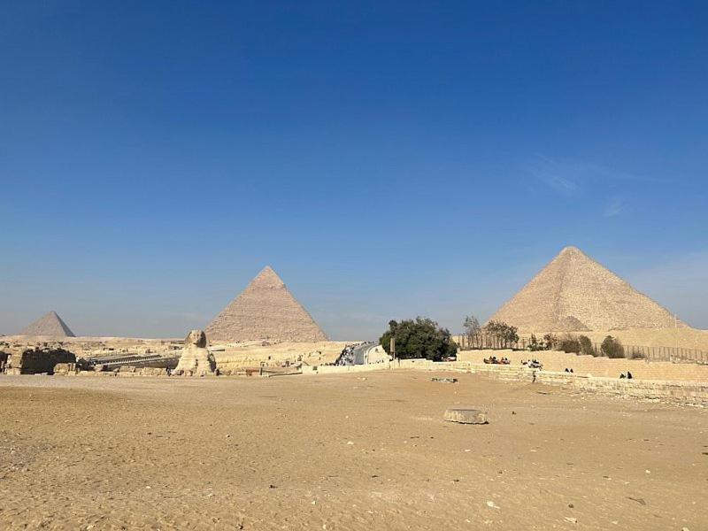 Pyramid View * Cairo
