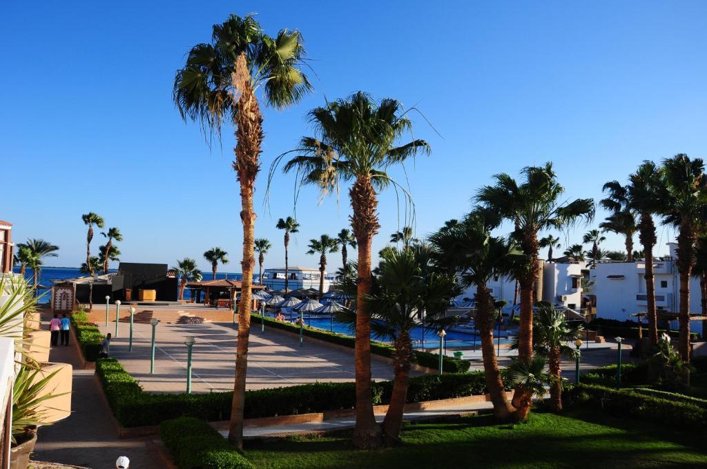 Al Mashrabiya Beach Hotel 3*