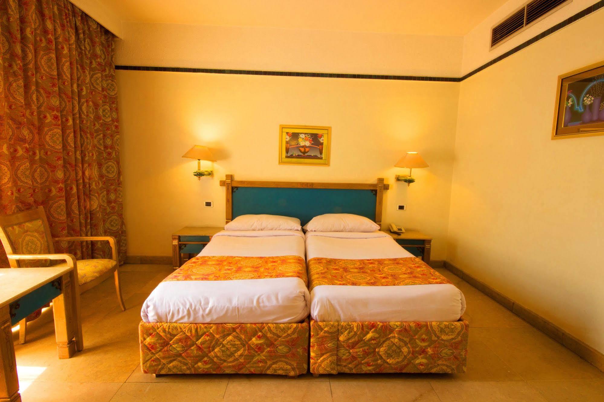 Cataract Pyramids 4* Kafret el-Gabal
