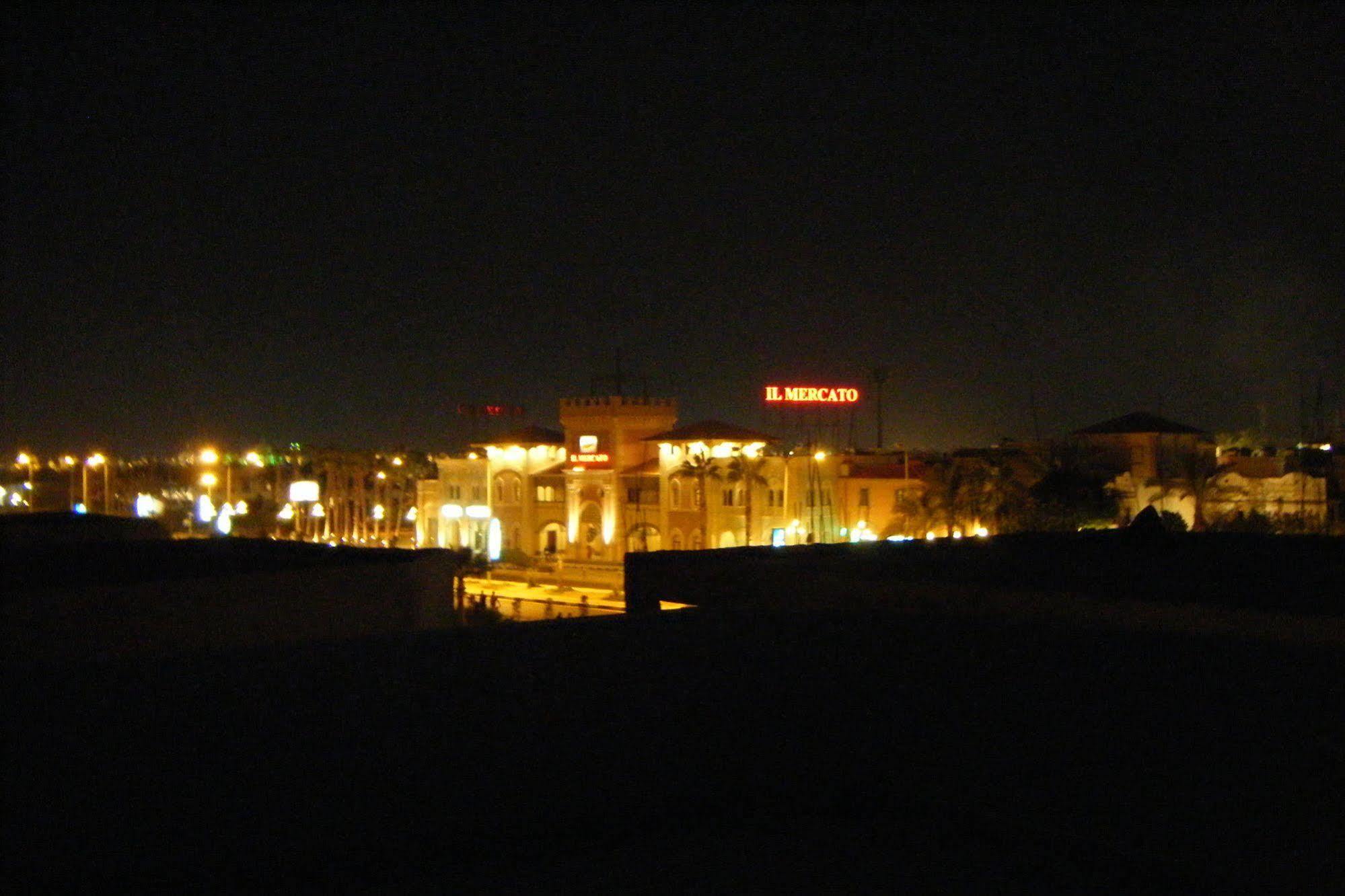 Carlton Deluxe Residences &