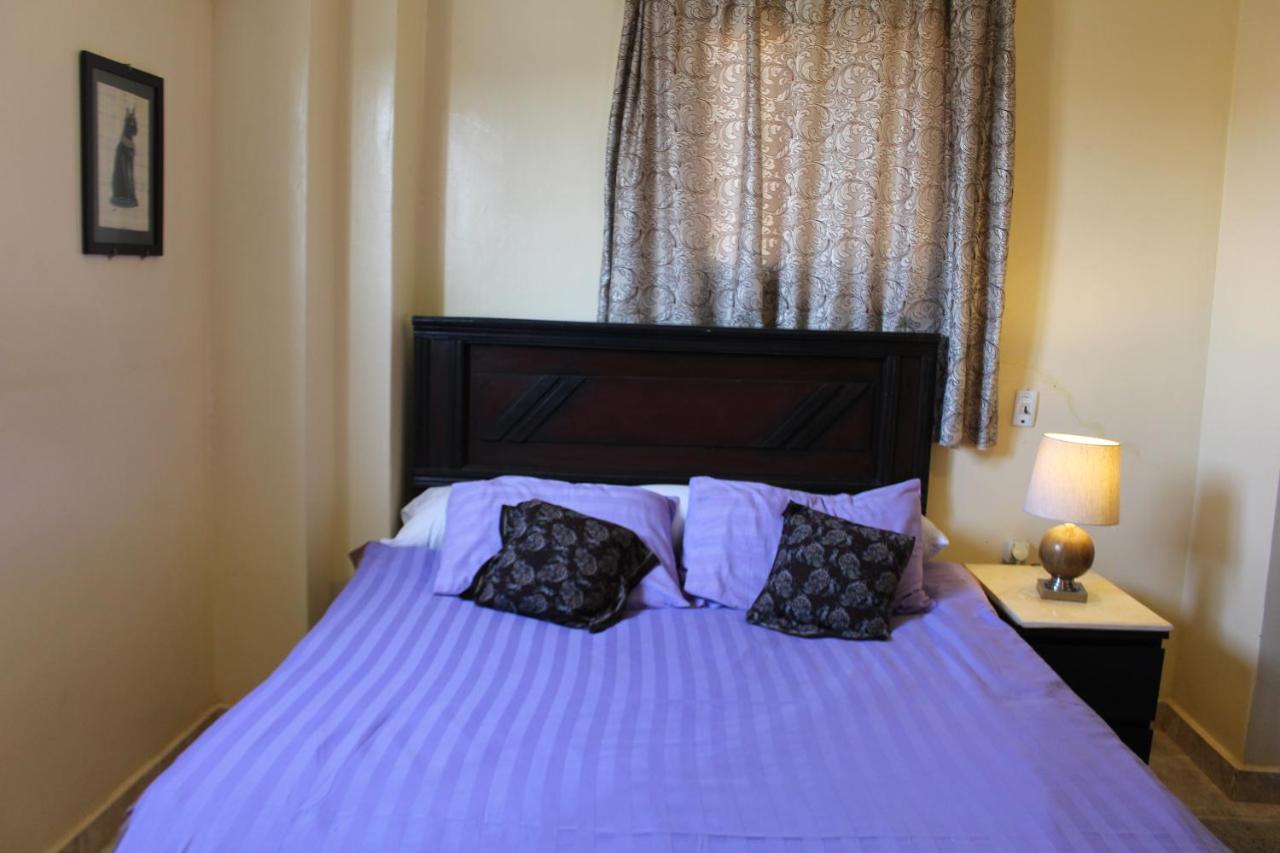Pyramids Overlook Inn