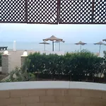 شاليه مكيف علي البحر صف أول بحديقة خاصة ومكيف بمنتجع براس سدر
