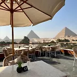 Shadow Pyramids Suites And Jacuzzi