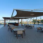 Seaview Hotel Apartment Steps From Downtown, Free Wifi