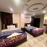Sphinx And Pyramids Inn