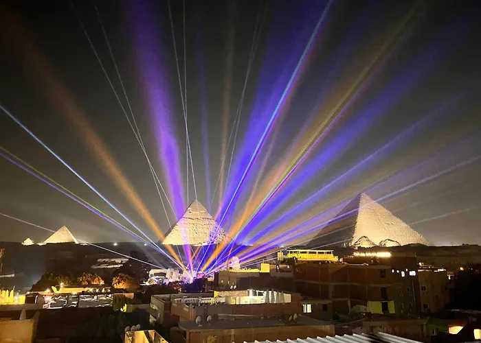 Sphinx And Pyramids Inn