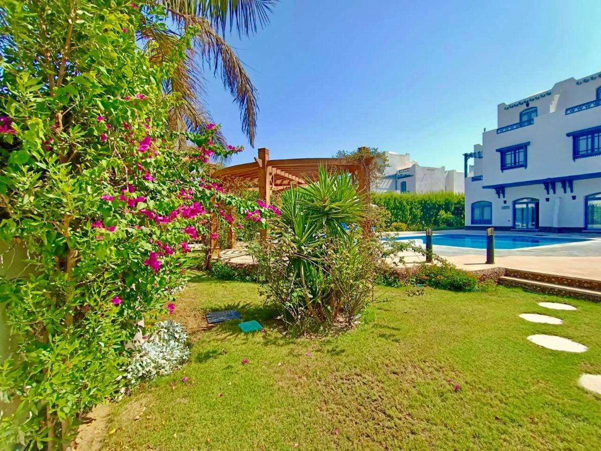 Villa Luxury With Pool In *