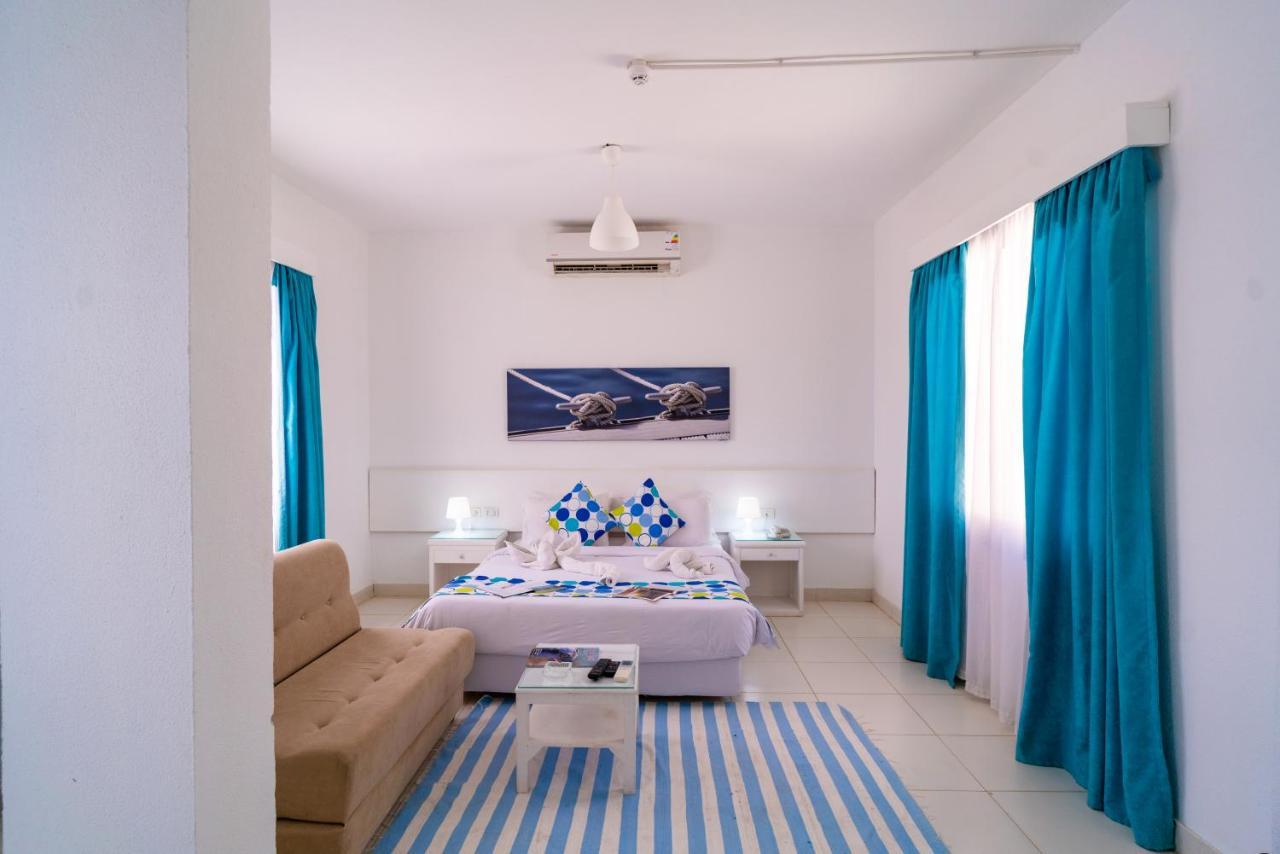 Lagoonie & Lodge *