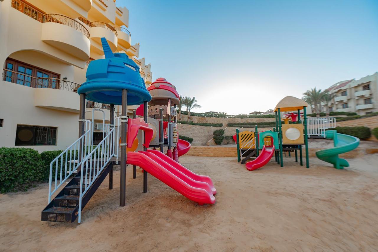 Resort Coral Hills & 4*