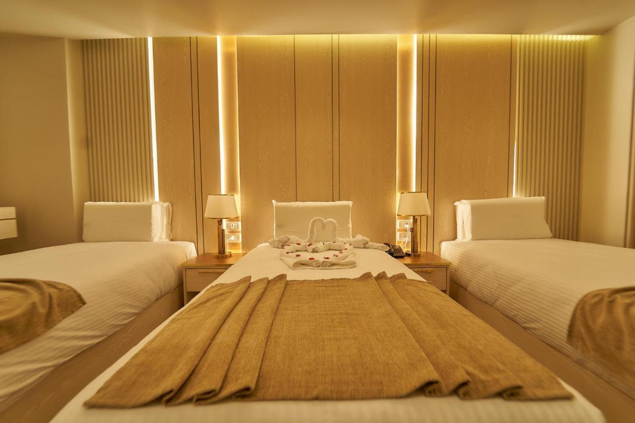 Gold's Pyramids Hotel