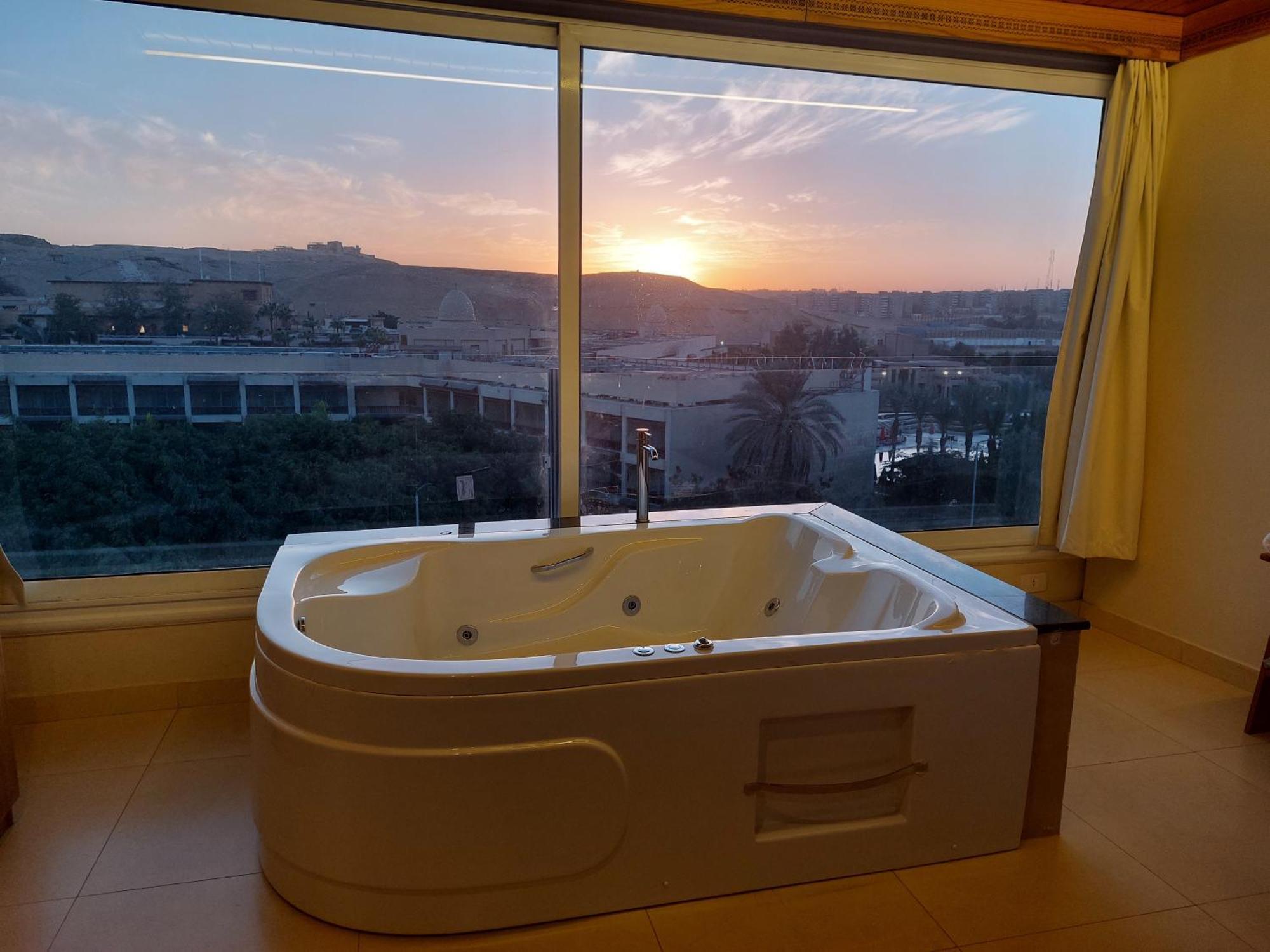 Doudou Pyramids View Hotel *