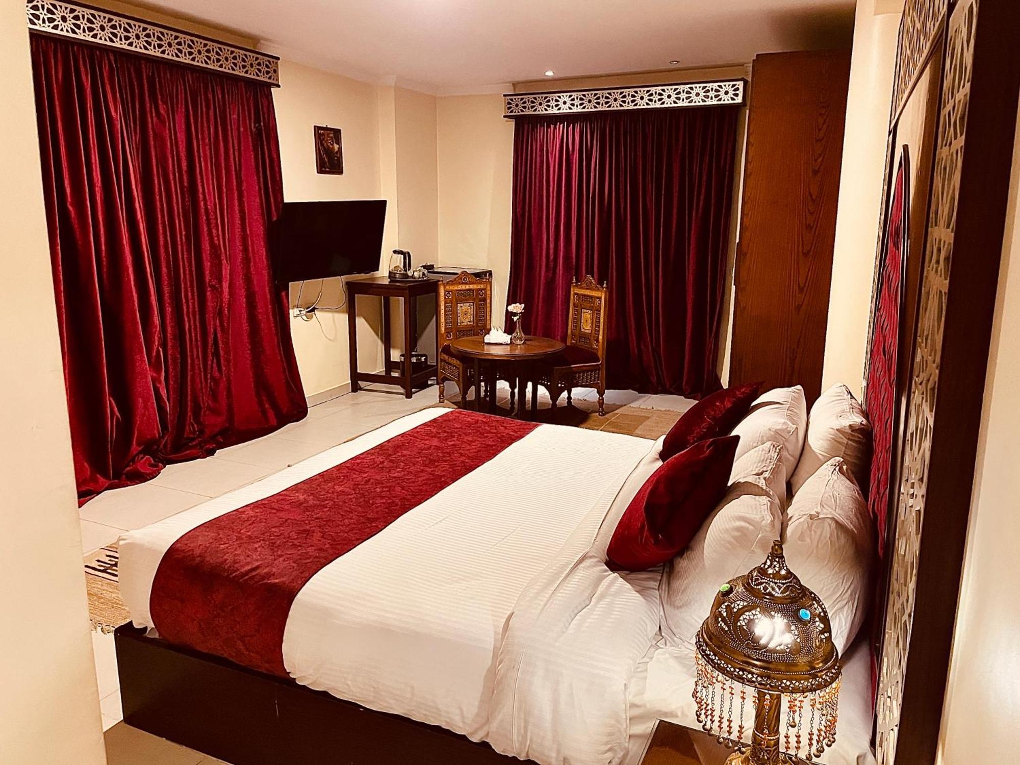 Hotel Pyramids Tower 3*