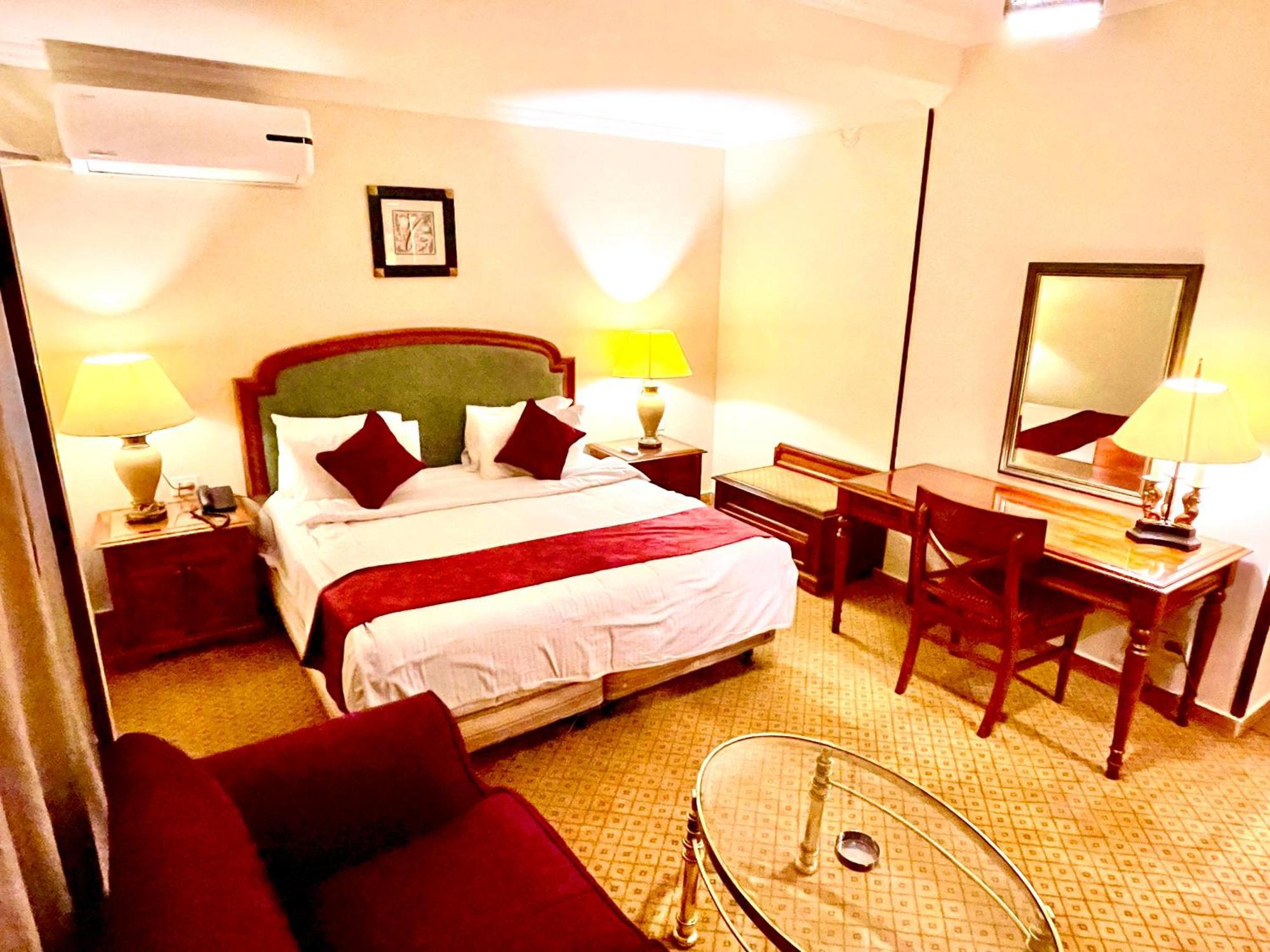 Pyramids Tower Hotel