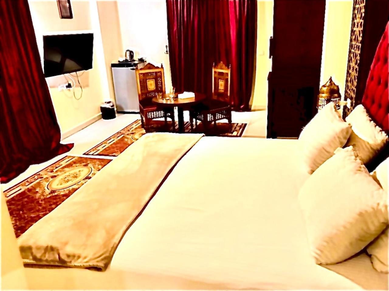 Pyramids Tower 3*