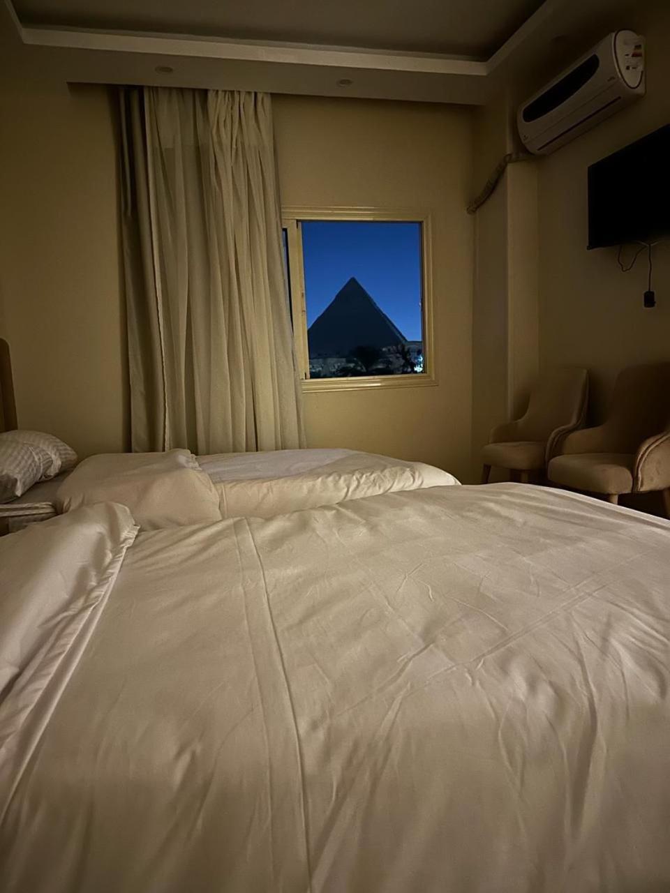 Inn Pyramids Era View *