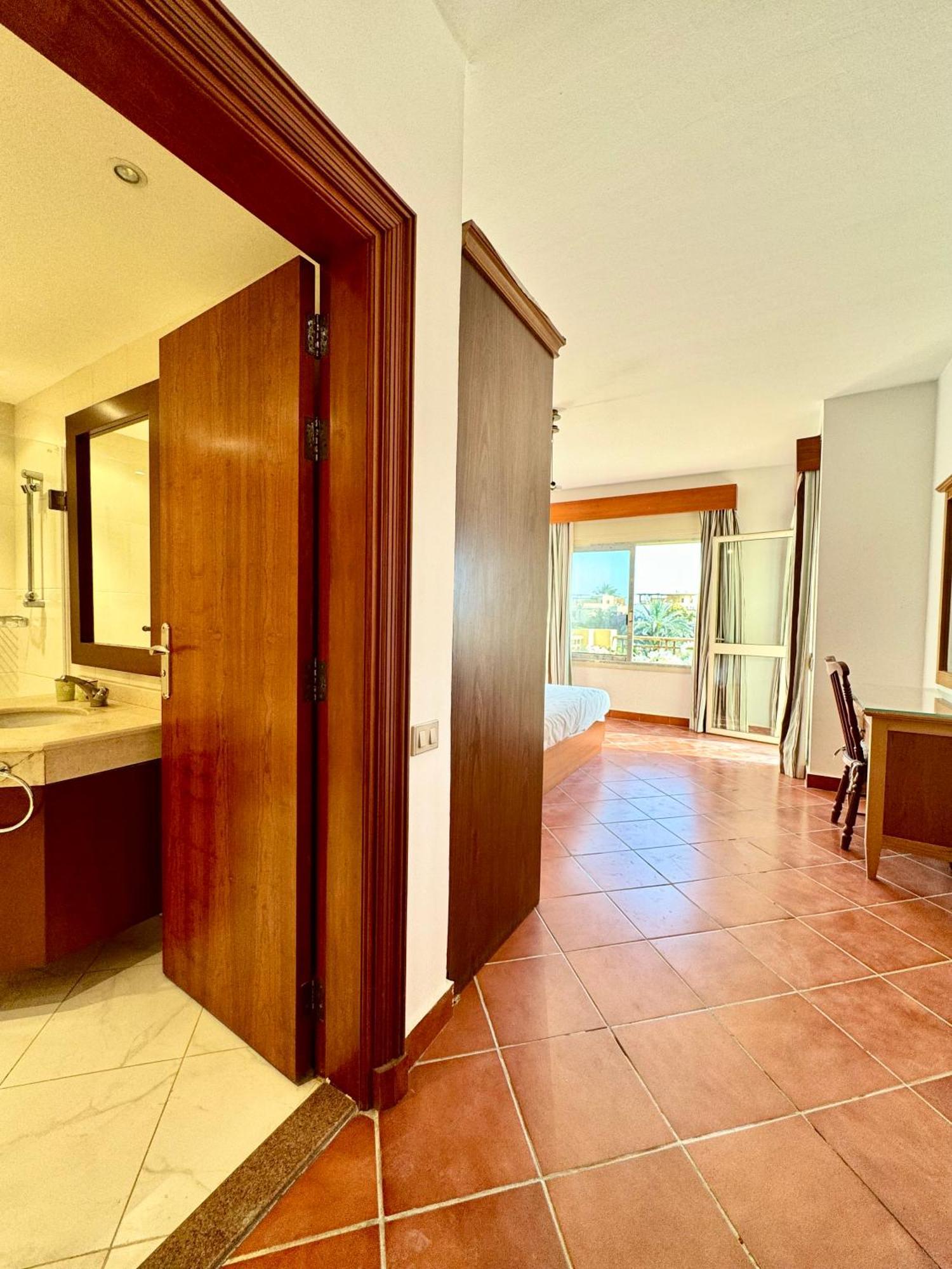 Luxury 5br With Sea View & Garden In Einbay *